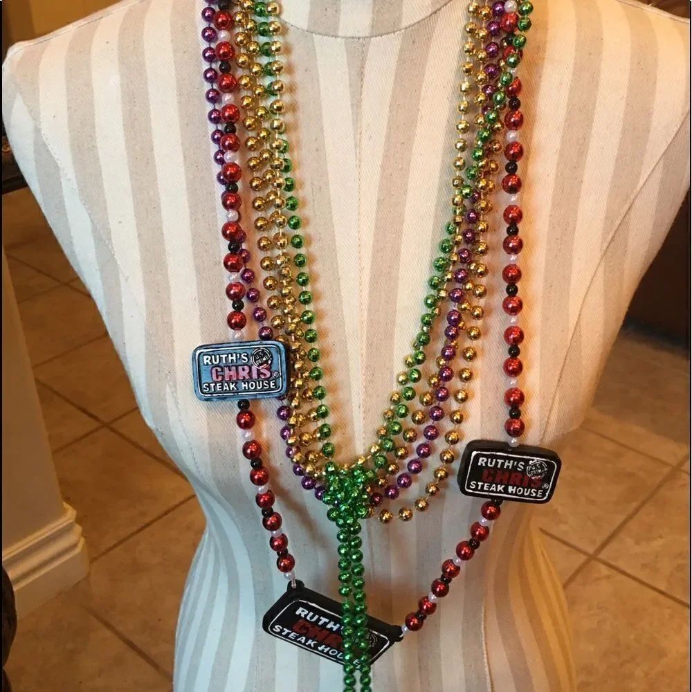 🎃 6 Mardi Gras Beads w Ruth’s Chris